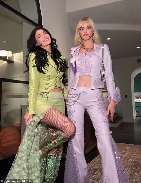 Kardashian Jenner Halloween Costume, Kendall And Kylie Costume, Kylie Halloween Costume, Kendall Jenner Halloween, The Lizzie Mcguire Movie, Fun Halloween Costumes, Taylor Swift Games, Kendall Jenner Face, Iconic Halloween Costumes