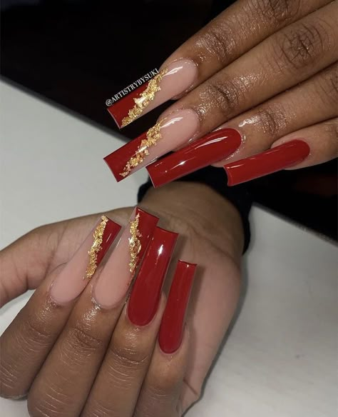 red and gold acrylic nails Maroon Nail Art Designs, Gold Nails Prom, Nails Art Easy, Maroon Nail Art, Cute Red Nails, Nails Art Simple, Sweet 16 Nails, Nail Art 2022, Maroon Nail