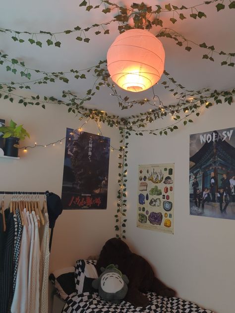 Aesthetic Ceiling Light Bedroom, Fake Veins Room Decor On Ceiling, Fake Vines On Ceiling Bedroom, Vines On Bedroom Ceiling, Fake Vines And Fairy Lights Bedroom, Dorm Ceiling Decor, Ceiling Lights Bedroom Aesthetic, How To Hang Vines From Ceiling, Hanging Fairy Lights In Bedroom Ceilings