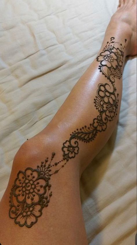 Hena Designs Simple Leg, Henna Style Tattoos Leg, Henna Tattoo Designs Leg Sleeve, Henna On Side Of Stomach, Modern Henna Designs Leg, Henna Design On Thigh, Henna Design Leg Simple, Feet Henna Tattoo, Henna Leg Tattoo Simple