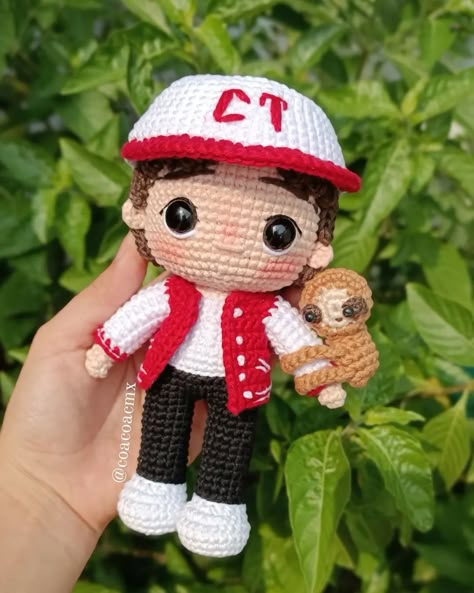 Natanael Cano🦥❤️ Holi! Hoy les comparto mi versión del Nata en crochet, con su perezoso, su chaqueta y su gorrita de corridos tumbados. También opte por hacer su versión con el chihuahuita😸✨. Quedé feliiiz con el resultado!❤️ ¿Pero si se parecen o neh? 🎵 ❤️15 cm de altura ❤️Precio individual $700mxn/$50usd ❤️ Precio con perezoso $800mxn/$60usd ❤️Tejido con hilo 100% algodón ❤️Envíos a todo México y el mundo ❤️Espacios disponibles #crochet #handmade #arte #villahermosa #artesania #hec... Bf Gifts, Crash Bandicoot, Crochet Handmade, Amazing Spiderman, Easy Crafts, Crochet Projects, Spiderman, Hello Kitty, Amigurumi