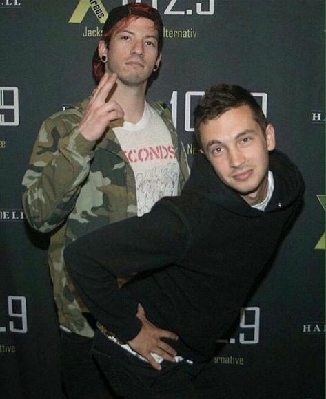 JOSHLER ES REAL 7W7 🌈💕 Tyler Y Josh, Twenty One Pilots Art, Twenty One Pilots Wallpaper, Twenty One Pilots Aesthetic, Tyler And Josh, 21 Pilots, Band Pictures, Tyler Joseph, Actrices Hollywood