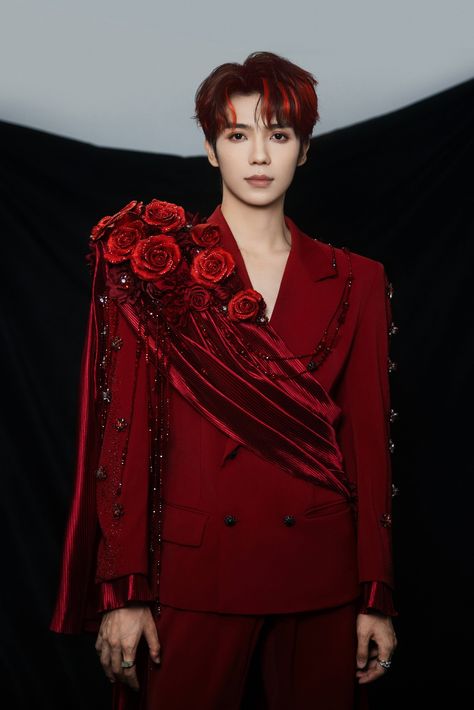 Ball Men Outfit, Men Glam Outfit, Men’s Haute Couture, Male Performance Outfits, Red Suit Men Aesthetic, Rich Man Outfit, Royalty Outfits Men, Haute Couture Men, Unique Prom Suits