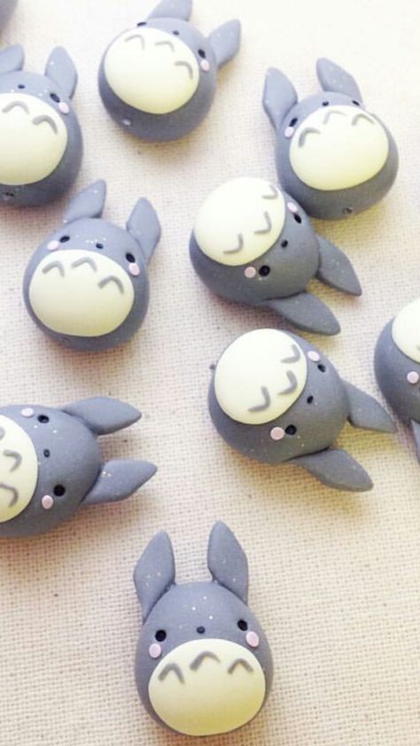 Totoro Totoro Clay Art, Polymer Clay Ideas Cute, Cute Clay Animals, Cute Clay Creations, Totoro Clay, Totoro Crafts, Animal Clay, Fimo Kawaii, Fimo Art