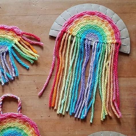 Weaving Rainbow, Rainbow Weaving, Cardboard Loom, Woven Rainbow, Tricotin Long, Weaving For Kids, Natural Play, Weaving Looms, Types Of Weaving