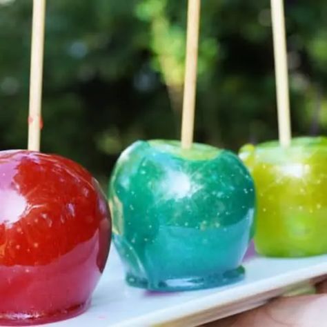 Jolly Ranchers Candy Apples, Jolly Rancher Apples, Candy Apples Diy, Candied Grapes Recipe, Candied Fruit Recipes, Halloween Candy Apples, Gourmet Candy Apples, Jolly Rancher Hard Candy, Jolly Ranchers Candy