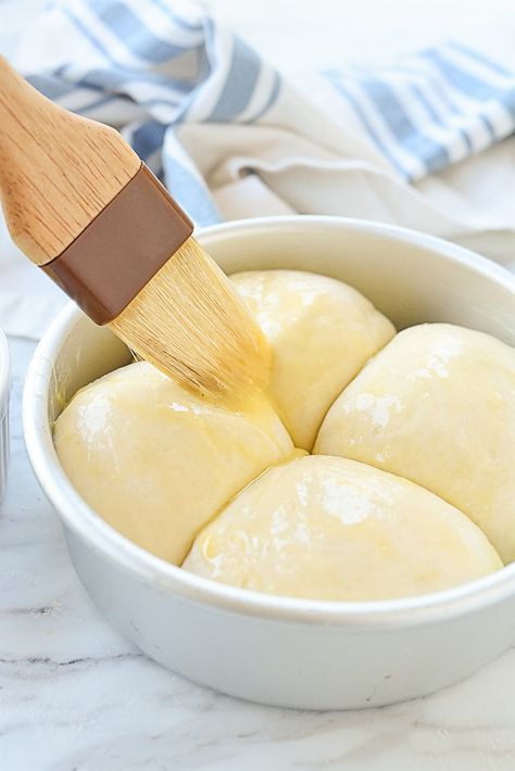 These light and fluffy small batch dinner rolls are the perfect addition to any meal and you only need to make four rolls instead of two dozen! Small Batch Yeast Dinner Rolls, Small Batch Yeast Rolls, Small Batch Rolls, Small Batch Dinner Rolls, Quick Dinner Rolls Recipe, Small Batch Dinner, Dinner Rolls Recipe Homemade, Quick Dinner Rolls, Dinner Roll Recipe