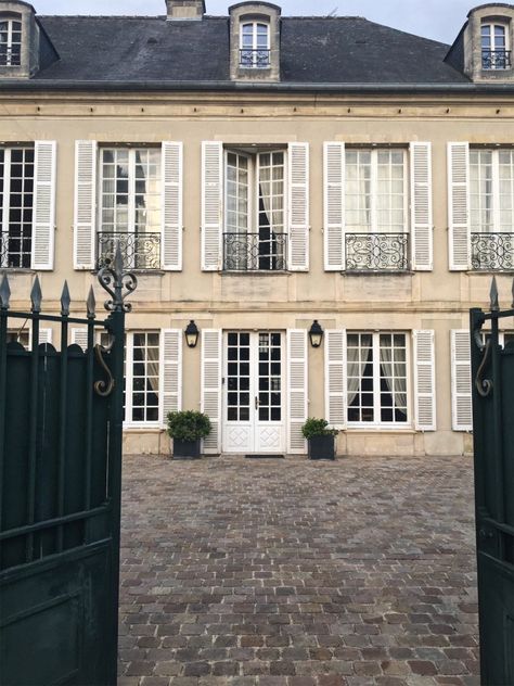 French Mansion Exterior, Old French House, French Style Mansion, House Palace, French Townhouse, France House, French Mansion, Paris Suburbs, Paris House