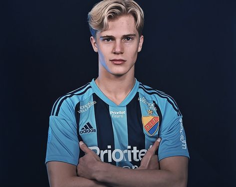 Lucas Bergvall, Husband Material, Aaron Warner, Always And Forever, Soccer Players, Boyfriend Material, Celebrity Crush, Blue Eyes, Football