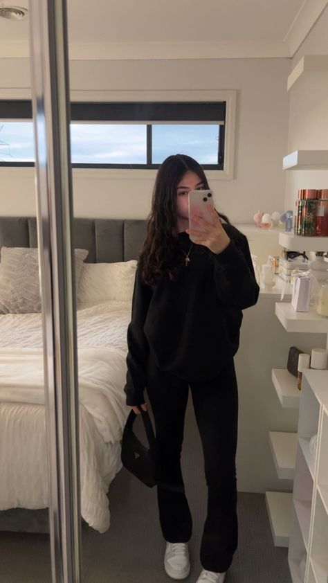 Gap Crewneck Outfit, Black Flared Sweatpants Outfit, Flate Leggings Fits, All Black Outfit For School, Grey Flare Sweatpants Outfit, Outfit Ideas With Black Sweatpants, Black Pullover Outfit, Black Oversized Tshirt Outfit, Outfit Ideas Chill