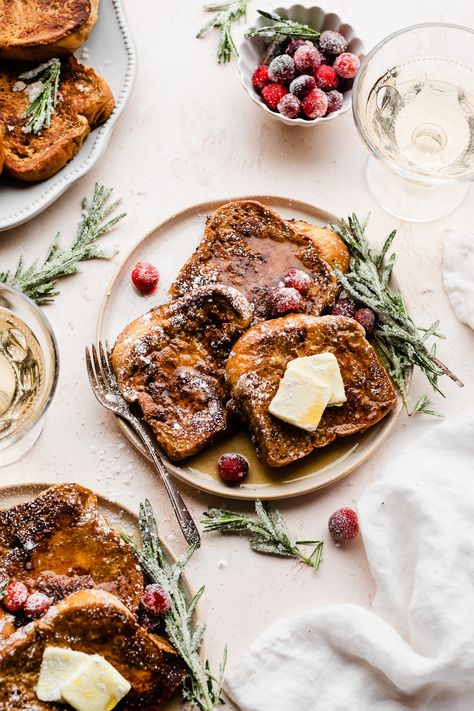 Christmas Breakfast Photography, Holiday Brunch Ideas, Gingerbread French Toast, Holiday Brunch Recipes, French Toast Batter, Cabbage Recipes Healthy, Perfect French Toast, Vegetarian Brunch, Cozy Brunch