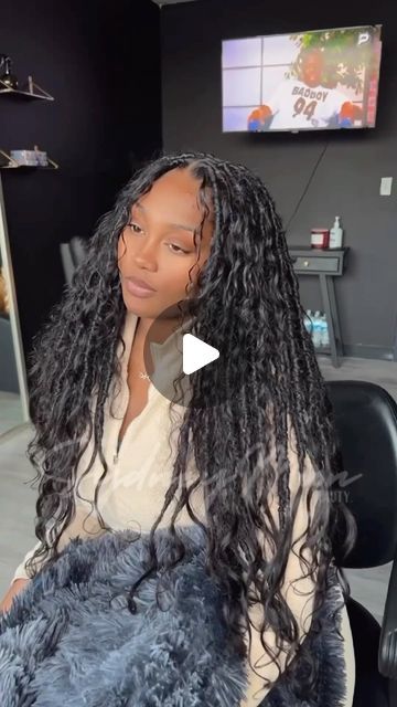 Sydney M on Instagram: "Jah Locs 2.0 🇯🇲🖤  This style Lasts 2-4months.  Hair is included. SUPER LIGHTWEIGHT/FLEXIBLE and very natural 😍   *I don’t own the rights to this song* ————————————————————————————— #fauxlocs #goddesslocs #fauxlocsmd #goddesslocsmd #fauxlocsdc #goddesslocsdc #goddesslocsmaryland #fauxlocsmaryland #distressedlocs #coolielocs #boholocsmd #boholocsdc #boholocsdmv #distressedlocsmd #distressedlocsdmv #coolielocs #goddesslocsla #fauxlocsla #distressedlocsla #goddesslocscali" Jah Locs With Curls, Jah Locs Hairstyles, Waterfall Locs Tutorial, How To Do Bohemian Locs, Diy Boho Locs, Distressed Boho Locs, Messy Boho Locs, Messy Faux Locs, Waterfall Locs