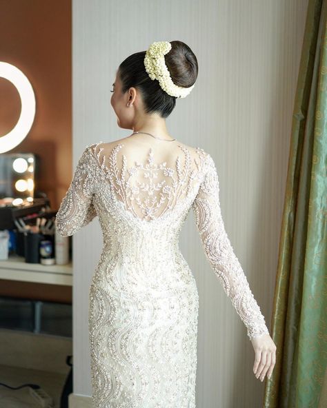 Modern Javanese Wedding Dress, White Kebaya Wedding, White Kebaya, Bunga Wedding, Kebaya Style, Wedding Akad, Wedding Kebaya, Brukat Dress, Model Dress Kebaya