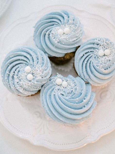 Winter Wedding Cupcakes, Blue Wedding Cupcakes, Winter Cupcakes, Kue Macaroon, Light Blue Bridesmaid, Blue Winter Wedding, Blue Cupcakes, Cake Classes, Cupcakes Decorados