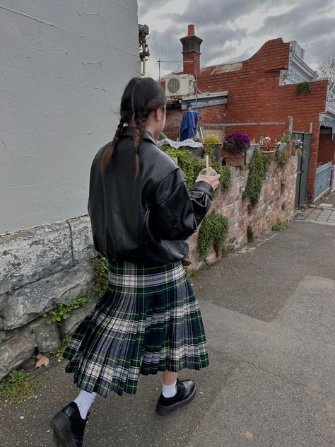 Plaid Waistcoat Outfit, Check Midi Skirt Outfit, Midi Kilt Outfit, Tartan Midi Skirt Outfit, Check Skirt Outfit Winter, Plaid Outfit Ideas, Long Tartan Skirt, Long Tartan Skirt Outfit, Plaid Midi Skirt Outfit