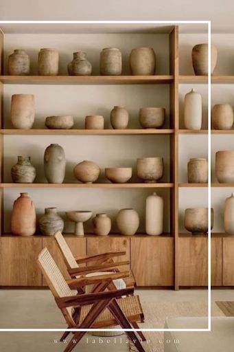 Filling your home with beautiful handmade clay vases and bowls is a great way to add a touch of wabi sabi to your home. I love how this designer added large build-in shelves to this living room to show off all of these beautiful creates. Wabi Sabi Shelves, Mexico Interior Design, Wabi Sabi Home, Wabi Sabi Interior Design, Wabi Sabi Interior, Casa Country, Pottery Workshop, Keramik Design, Interior Design Magazine