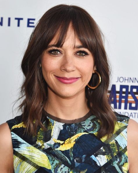 Rashida Jones Hair, Brunette Lob, Rashida Jones, Parted Bangs, How To Look Handsome, Brow Makeup, Aging Beautifully, Her Style, Cute Hairstyles