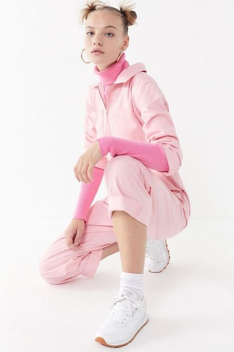 Pink Utility Jumpsuit, Retro Fashion Photography, Turtleneck Jumpsuit, Runway Fashion Looks, Outfits Pastel, Work Uniform, Utility Jumpsuit, Wearing All Black, Boiler Suit