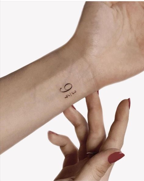 Harry Potter Dainty Tattoos, Cool Harry Potter Tattoos, Minimalist Tattoo Harry Potter, Harry Potter Aesthetic Tattoo, 9 3/4 Tattoo, Dainty Harry Potter Tattoos, Minimal Harry Potter Tattoo, Harry Potter Fine Line Tattoo, Cute Harry Potter Tattoos