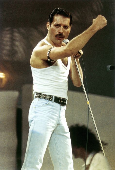 https://www.esquire.com/es/moda-hombre/g12006561/asi-se-vestia-en-los-80/?slide=18 Queen Songs, Fred Mercury, Freddie Mercury Quotes, Live Aid, Freddy Mercury, Queen Photos, Roger Taylor, We Will Rock You, Queen Freddie Mercury