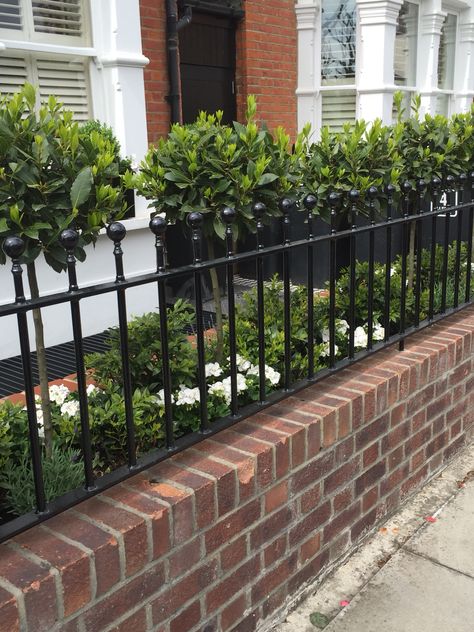 Brick And Iron Fence Ideas, Brick Fence Ideas Front Yard, Terrace House Front Garden, Victorian Front Garden, Front Garden Ideas Driveway, Terrace House Exterior, Garden Ideas Driveway, Garden Front Of House, Garden Railings