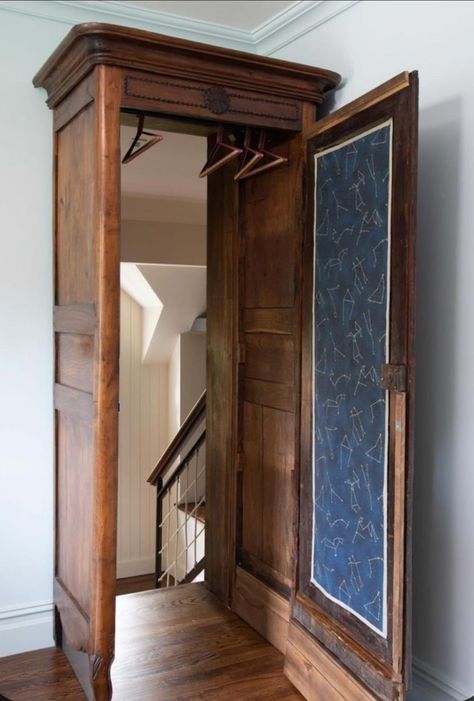 Secret Room Ideas, Armoire Entree, Multifunctional Furniture Small Spaces, Easy Cleaning Hacks, Diy Bathroom Furniture, Secret Room, Pallet Furniture Living Room, Diy Furniture For Small Spaces, Diy Apartment Furniture