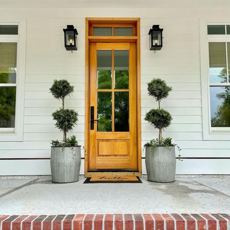 Inlet Blue Design on Instagram: “Signs of Spring are everywhere these days!🌷☀️🌷. . . . #interiordesigner #autumnhall #oldgardenroad #spring #outdoors…” Artificial Trees Outdoor, Craftsman Front Door, Front Door Plants, Outdoor Topiary, Tree Interior, Tree Vase, Exterior House Paint Color Combinations, Porch Plants, Farmhouse Renovation