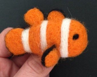 Nemo Fish, Crocheted Gifts, Felt Fish, Felt Craft Projects, Unique Gifts For Girls, Clever Kids, Fish Brooch, Fun Projects For Kids, Needle Felting Diy