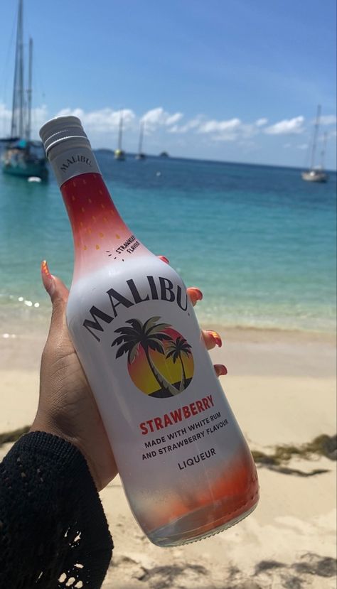 Malibu in hand with blue sea and white sandy beach in the background. Drink On The Beach, Pink Malibu, Malibu Rum Drinks, Malibu Drinks, Miami Trip, Pretty Alcoholic Drinks, Malibu Rum, Party Life, Girly Pop