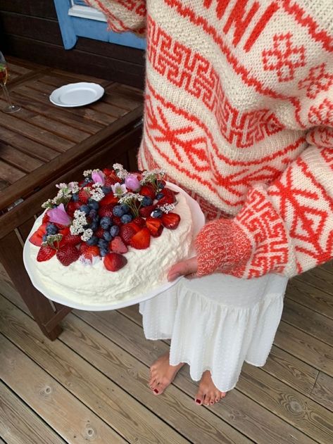 Swedish Midsummer Cake, Berries Cake Aesthetic, Midsommar Cake, Scandinavian Cake, Midsommar Outfit, Scandi Summer, Swedish Summer, Scandinavian Summer, Pretty Cakes