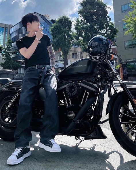 Mechanic Guy Aesthetic, Motorcycle Men Outfit, Motorcycle Poses Men, Motorbike Fashion, Biker Outfit Men, Bikers Outfit, Outfits Masc, Gangster Outfit, Mechanic Man