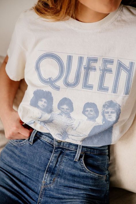 Queen Band Tee Just Add Glam | 30 BEST VINTAGE BAND TEES by popular San Francisco life and style blog, Just Add Glam: image of a vintage Queen tee. Queen Merch, Spring Logo, Neo Grunge, Fun Outfits, Tokyo Street Fashion, Vintage Band Tees, Queen Band, Band T Shirts, Mode Inspo