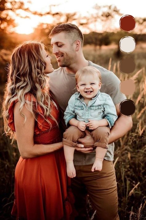 Family Picture Ideas Winter, Fall Photo Shoot Family Of 3, Photo Ideas Family, Studio Fall Family Photos, Outdoor Family Holiday Photos, Family Poses With One Year Old, Newborn Family Pics, Fall Family Pics With Baby, Posing For Family Of Three