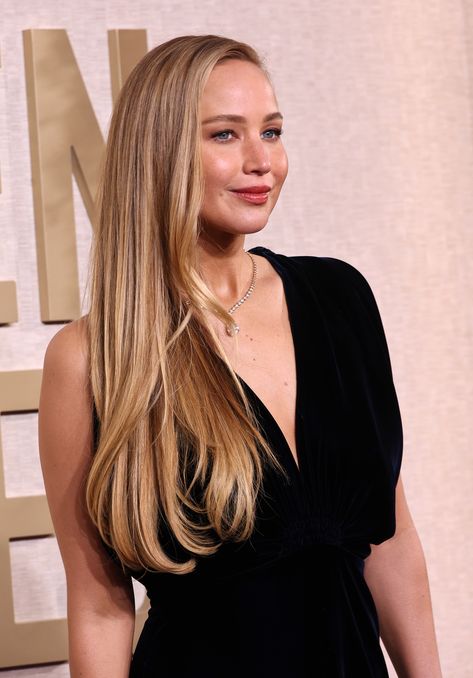 Fans Are Loving What Jennifer Lawrence Mouthed On Air During The Golden Globes Jennifer Lawrence Red Dress, Jennifer Lawrence Blonde, Jennifer Lawrence Golden Globes, Blonde Actors, Jeniffer Lawrance, Lawrence Jennifer, Jennifer Lawrence Hair, Jennifer Lawrence Style, Lawrence Photos