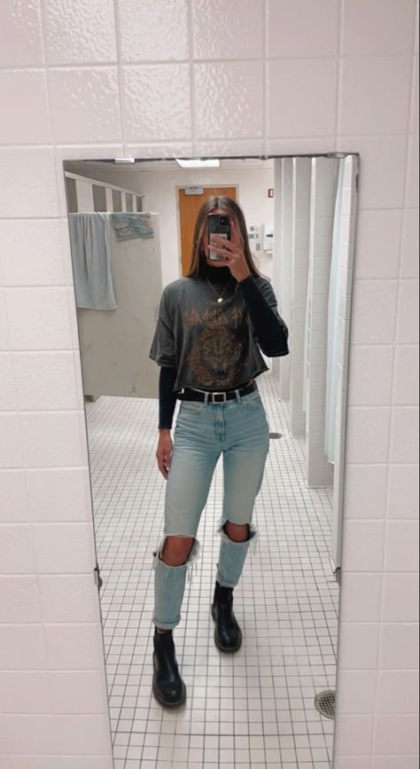 Hipster Woman Outfits, Jessie Murph Concert Outfits, Edgy Fall Outfits Grunge Rocker Chic, Concert Outfit For Cold Weather, Concert Outfit Jessie Murph, Cute Outfits With Turtlenecks, Concert Outfit Ideas Jessie Murph, Fall Fits Aesthetic Grunge, Pop Concert Outfit Ideas Fall