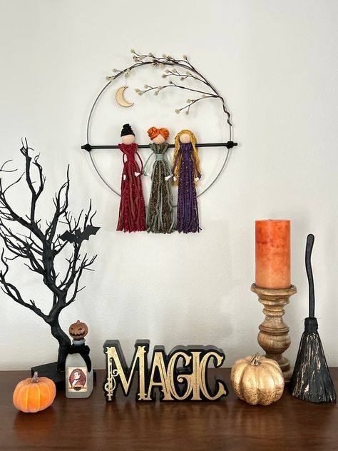 Sanderson Sisters Crafts, Hocus Pocus Decor, Hocus Pocus Halloween Decor, Hermanas Sanderson, Halloween Witch Decor, Wreath Macrame, Halloween Wall Hanging, Beetlejuice Halloween, Halloween Craft Projects