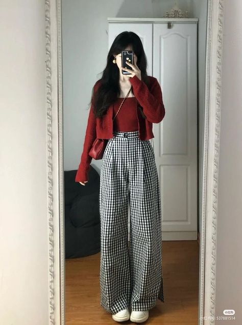 Red Square Neck Top Outfit, Checker Pants Outfit, Crop Top And Pants Outfit, Checkered Pants Outfit, Red Top Outfit, Slacks Outfit, Checker Pants, Outfit Elegantes, Trousers Outfit