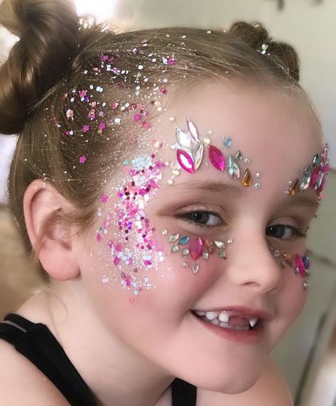 Hair CHARMING GLITTER HAIRS IDEAS FOR GIRLS-PELOS CON BRILLO Kids Glitter Makeup, Glitter Face Ideas, Face Painting Glitter, Barbie Face Painting Ideas, Glitter On Face Ideas, Glitter Bar Party, Face Glitter Ideas, Glitter On Face, Festival Glitter Makeup