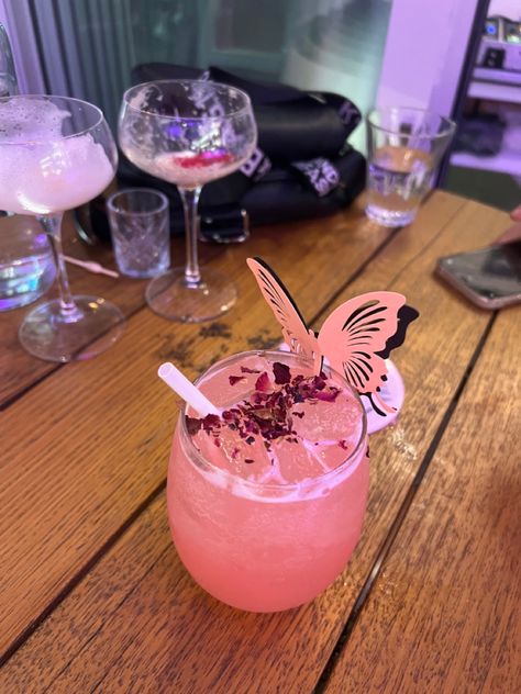 Butterfly Mocktails, Butterfly Drink Topper, Butterfly 30th Birthday Party, Girly Restaurant, Fairytale Cocktails, Butterfly Brunch, Butterfly Drink, Butterfly Cocktail, 22 Bday