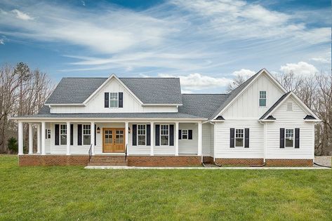 AD House Plans on Instagram: “This one is seriously so dreamy 😍⁠⁠ ⁠⁠ Here's a peek at this gorgeous build of our Country Home Plan #51745HZ by @baylaurconstruction in…” Country Farmhouse Plans, Roof Colors, Bonus Rooms, Country House Plan, Ranch Style Homes, Country House Plans, Country Farmhouse, Roof Plan, Ranch Style