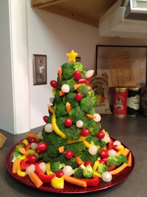 Veggie christmas tree Christmas Tree Vegetable Tray, Veggie Tree Christmas, Vegetable Christmas Tree, Veggie Christmas Tree, Christmas Tree Veggie Tray, Christmas Tree Appetizer, Charcuterie Christmas, Tree Appetizer, Christmas Engagement Party