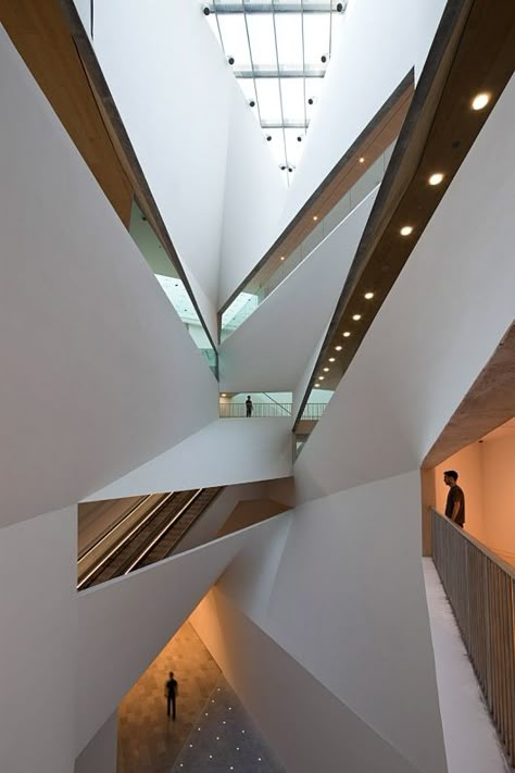 Tel Aviv Museum of Art. Photographer: Amit Geron Architecture Cool, Deconstructivism, Modern Architecture Building, Design Hotel, Space Architecture, Design Exterior, Zaha Hadid, High Ceilings, Architectural Inspiration