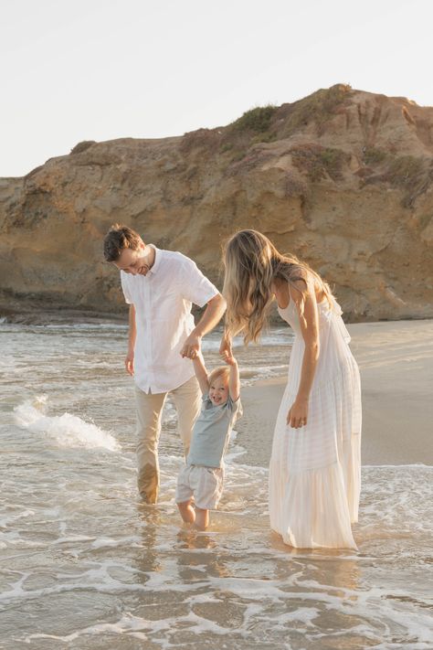 5 Easy Tips for a Stree-Free Family Photoshoot in Laguna Beach | Jackie Tran Jenny Billingham, Family Photoshoot Beach, Family Beach Photoshoot, Photoshoot Lights, Beach Photoshoot Family, Beach Photography Family, Sunset Photoshoot, Home Photo Shoots, Photoshoot Aesthetic