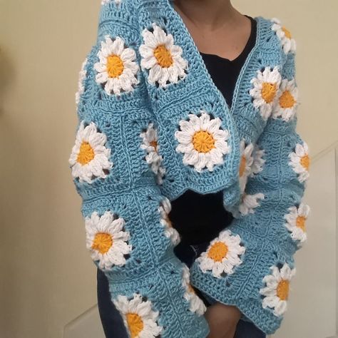 Free pattern video tutorial daisy flower granny square cardigan crochet Granny Cardigan, Model Outer, Crochet Cardigan Pattern Free, Gilet Crochet, Crochet Baby Cardigan, Amazing Crochet, Crochet Tops Free Patterns, Diy Vetement, Crochet Daisy