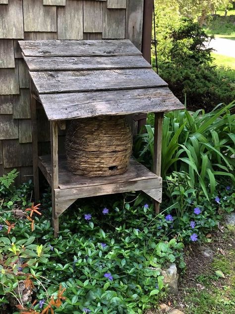 Bee skep - Lindowen’s Bee Skep House, Garden Gate Decor, Garden Gate Design, Unique Garden Art, Bee Skep, Garden Whimsy, Unique Gardens, Garden Structures, Country Gardening