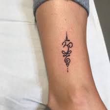 75 Unalome Tattoo Ideas that Contribute to Peace and Serenity - Wild Tattoo Art Om Unalome Tattoo, Hieroglyph Tattoo, Protection Tattoos, Om Tattoo Design, Yoga Tattoos, Tattoo Meanings, Kunst Tattoos, Unalome Tattoo, Shiva Tattoo Design