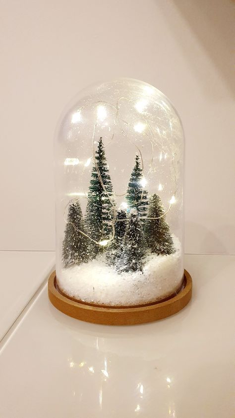 Diy Christmas Cloche Winter Scenes, Forest Green Christmas Decor, Forest Christmas Decor, Winter Terrarium, Christmas Terrariums, Christmas Cloche, Christmas Centre Pieces, Light Forest, Christmas Tree Forest