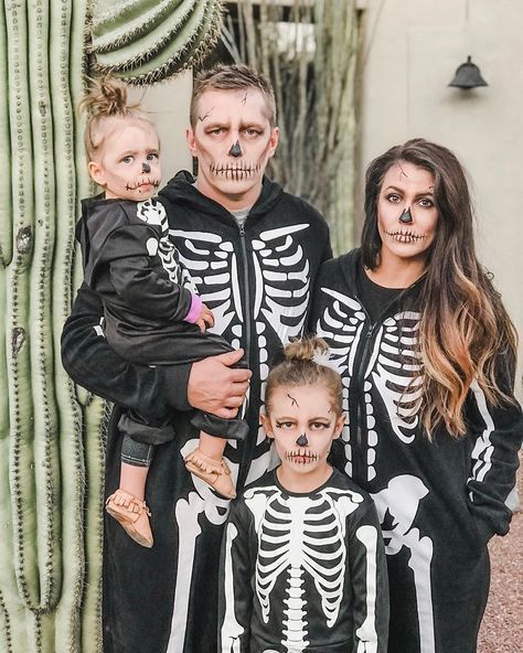 DIY Skeleton Family #halloween #familycostume Skeleton Costume Diy, Family Costumes For 3, Crazy Halloween Costumes, Skeleton Family, Diy Skeleton, Skeleton Costumes, Mom Halloween Costumes, Quick Halloween Costumes, Halloween Costumes For Family