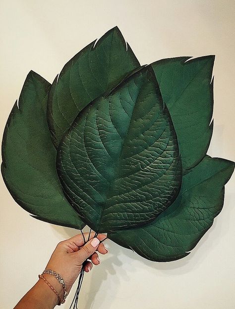 Giant Flowers Diy, Big Block Quilts, Paper Sunflowers, Fleurs Diy, Diy Wall Painting, Flower Lamp, Large Paper Flowers, Paper Flower Template, Paper Flower Backdrop