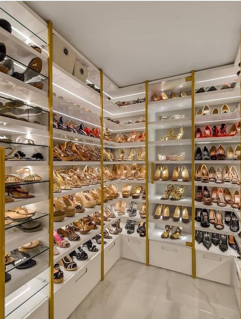 Penyimpanan Makeup, Shoe Room, Desain Pantry, Dream Closet Design, Walk In Closet Design, Luxury Closets Design, Closet Decor, Dream Closets, Closet Goals